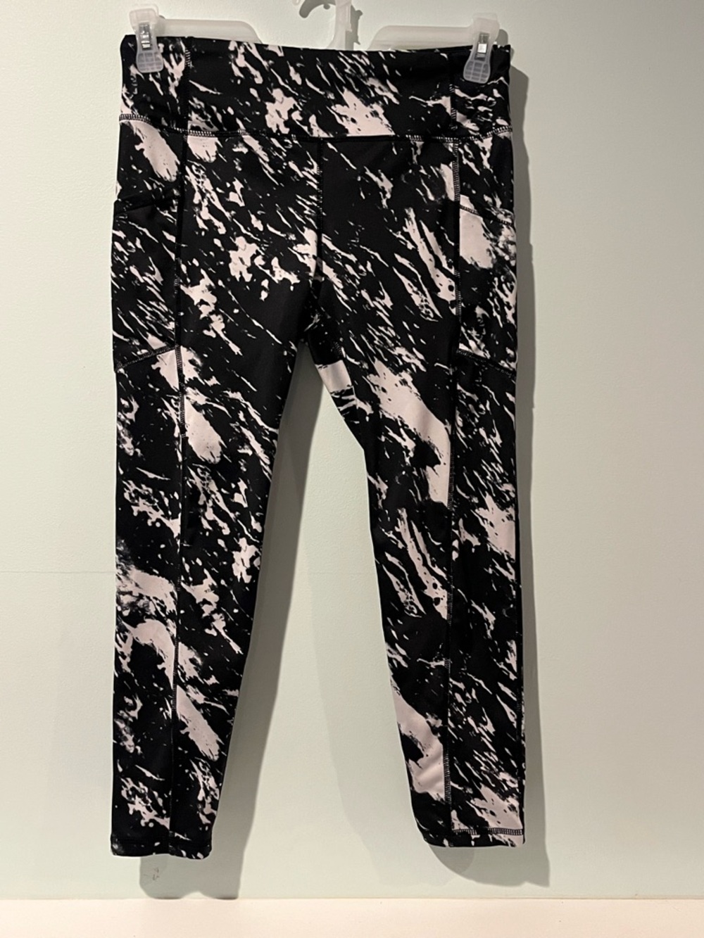 Pro Player Women’s Black and White Marble Print Active Leggings, Size Medium